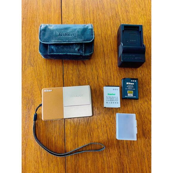 Vintage Nikon Coolpix S70 12.1 MP w card 3 Battery & Charger Excellent - Picture 1 of 8